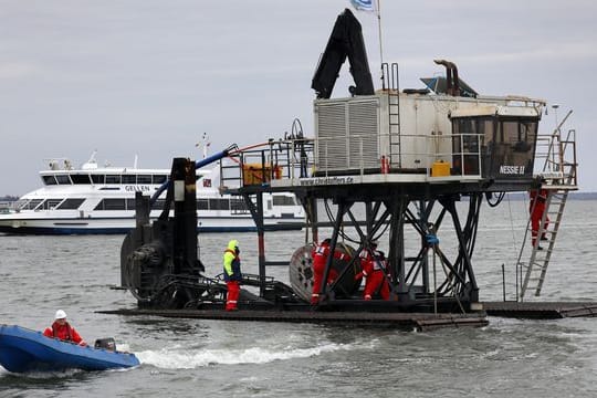 Das Seekabel wurde vom Schiff, das die neue Breitbandleitung nach Hiddensee verlegt, durchtrennt.