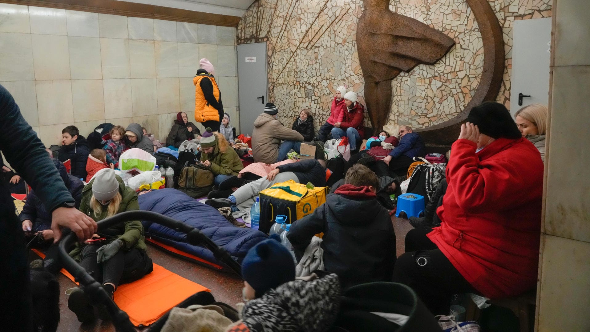 Menschen nutzen die Kiewer U-Bahn als Schutzraum: Große Hilfsorganisationen haben bereits Spendenkonten für die Menschen in der Ukraine eingerichtet.