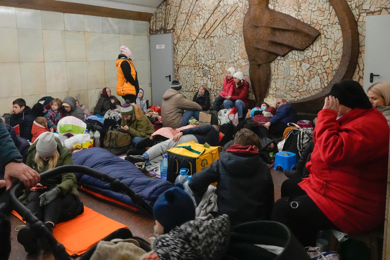 Menschen nutzen die Kiewer U-Bahn als Schutzraum: Große Hilfsorganisationen haben bereits Spendenkonten für die Menschen in der Ukraine eingerichtet.