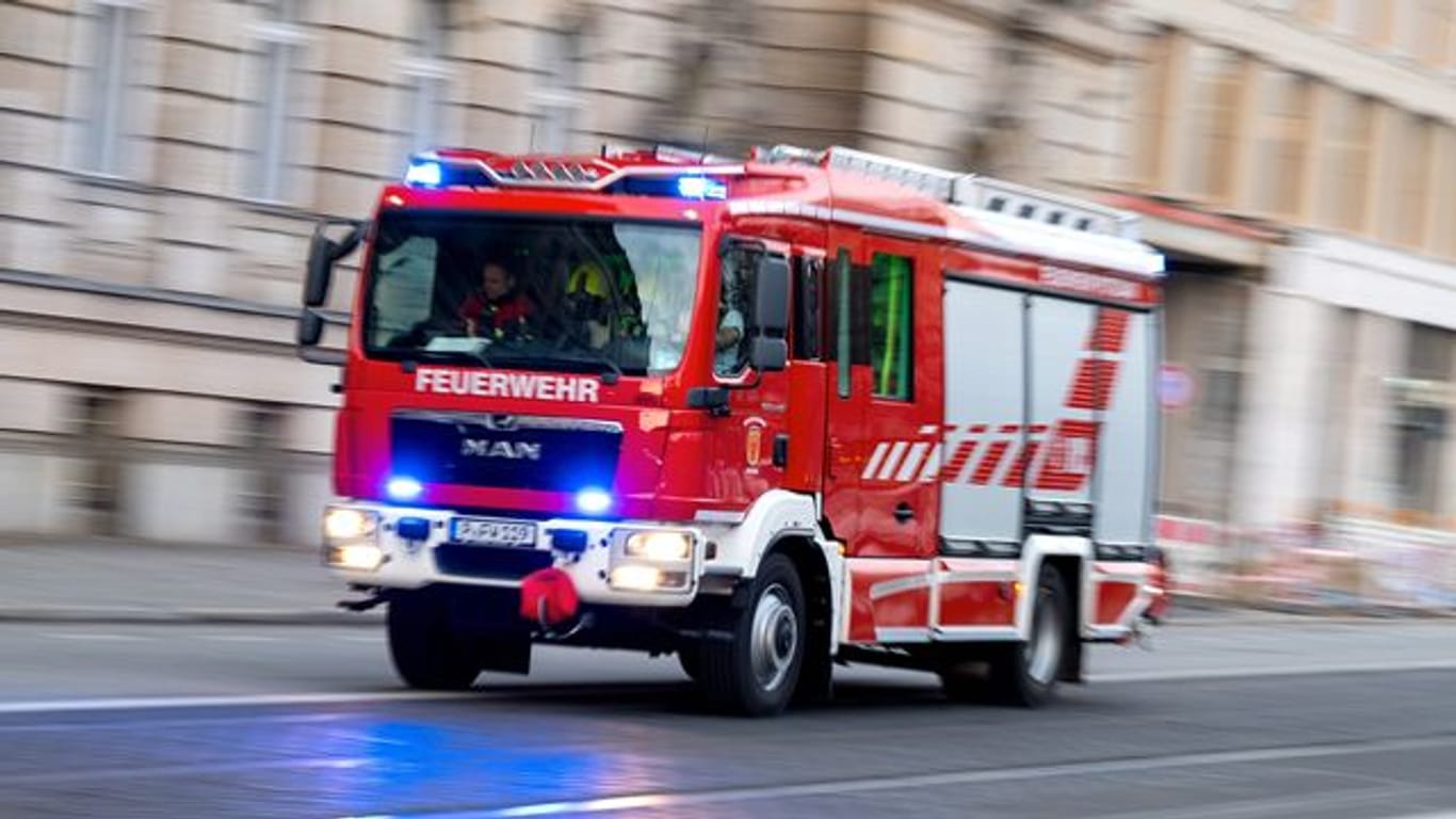 Ein Feuerwehrfahrzeug ist mit Blaulicht auf Einsatzfahrt: Ein Feuerwehrmann starb nach einem Verkehrsunfall.