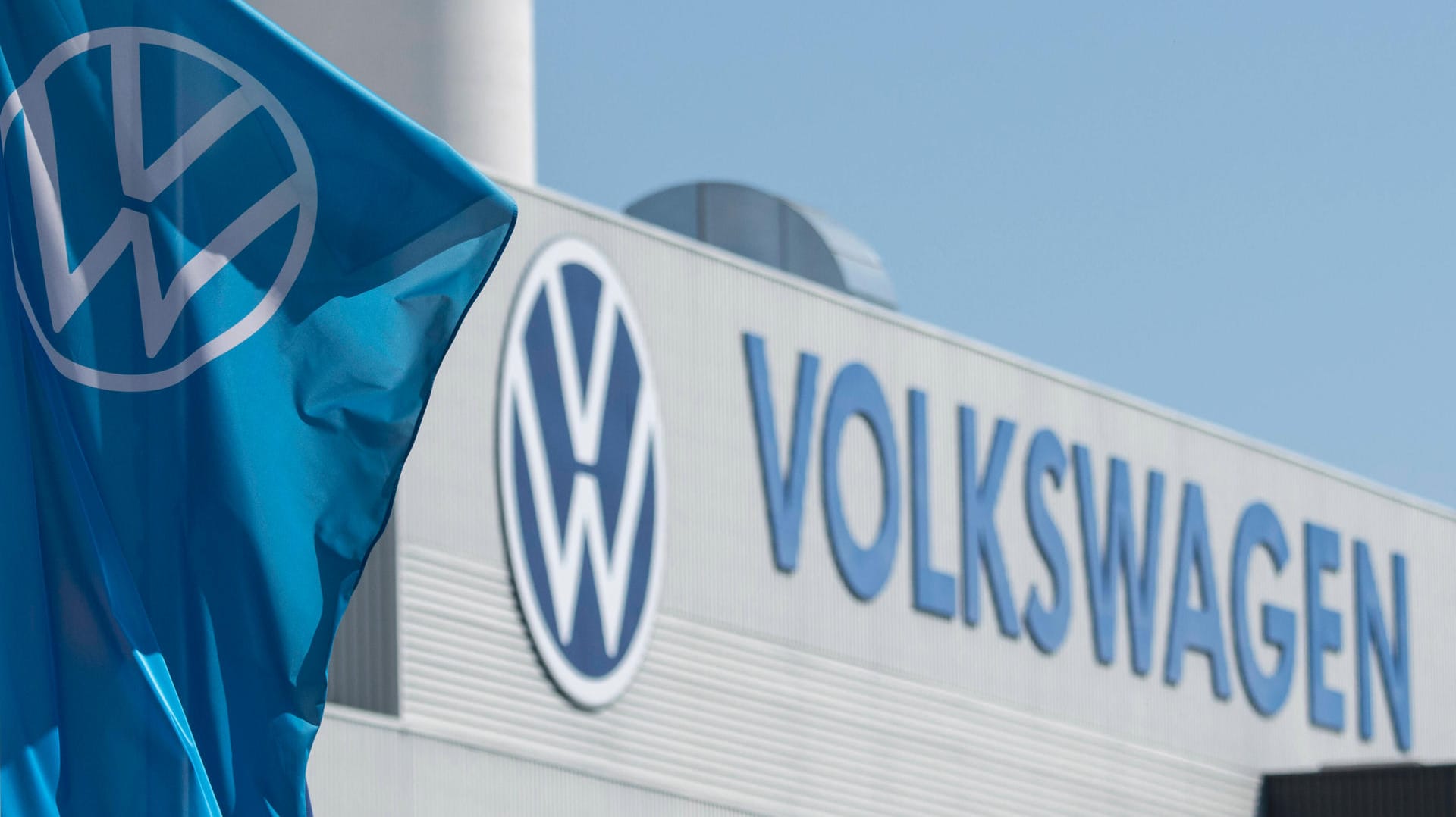 Das VW-Werk in Zwickau: Wegen fehlender Teile aus der Ukraine schickt der Autobauer seine Mitarbeiter hier in Kurzarbeit. Das VW-Werk in Zwickau: Wegen fehlender Teile aus der Ukraine schickt der Autobauer seine Mitarbeiter hier in Kurzarbeit.
