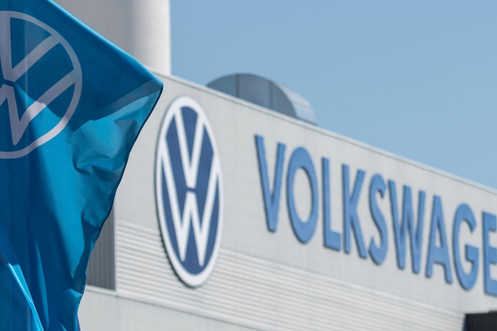 Das VW-Werk in Zwickau: Wegen fehlender Teile aus der Ukraine schickt der Autobauer seine Mitarbeiter hier in Kurzarbeit.