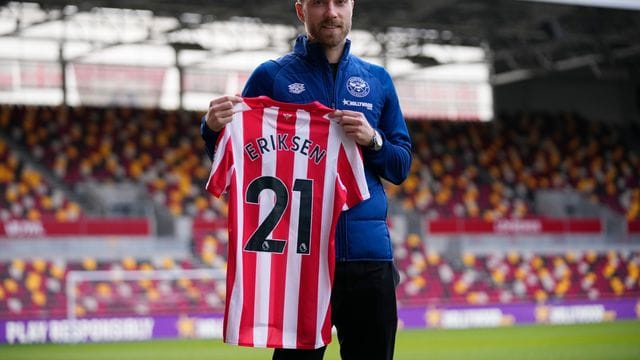 Christian Eriksen posiert beim FC Brentford bei seiner Vorstellung mit seinem Trikot. Christian Eriksen posiert beim FC Brentford bei seiner Vorstellung mit seinem Trikot.