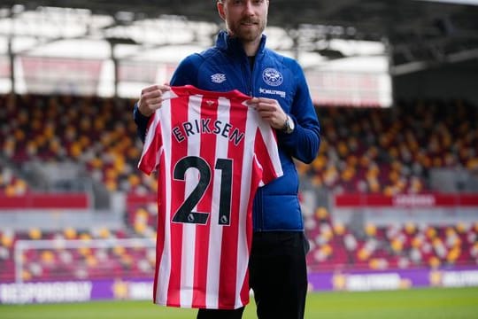 Christian Eriksen posiert beim FC Brentford bei seiner Vorstellung mit seinem Trikot.