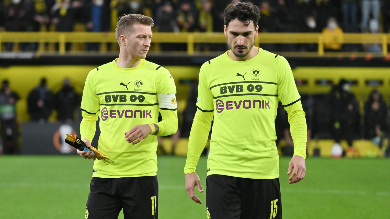 Marco Reus (l.) und Mats Hummels erleben mit dem BVB eine extrem enttäuschende Saison. Stefan Effenberg würde ihre Verträge noch nicht über 2023 hinaus verlängern.