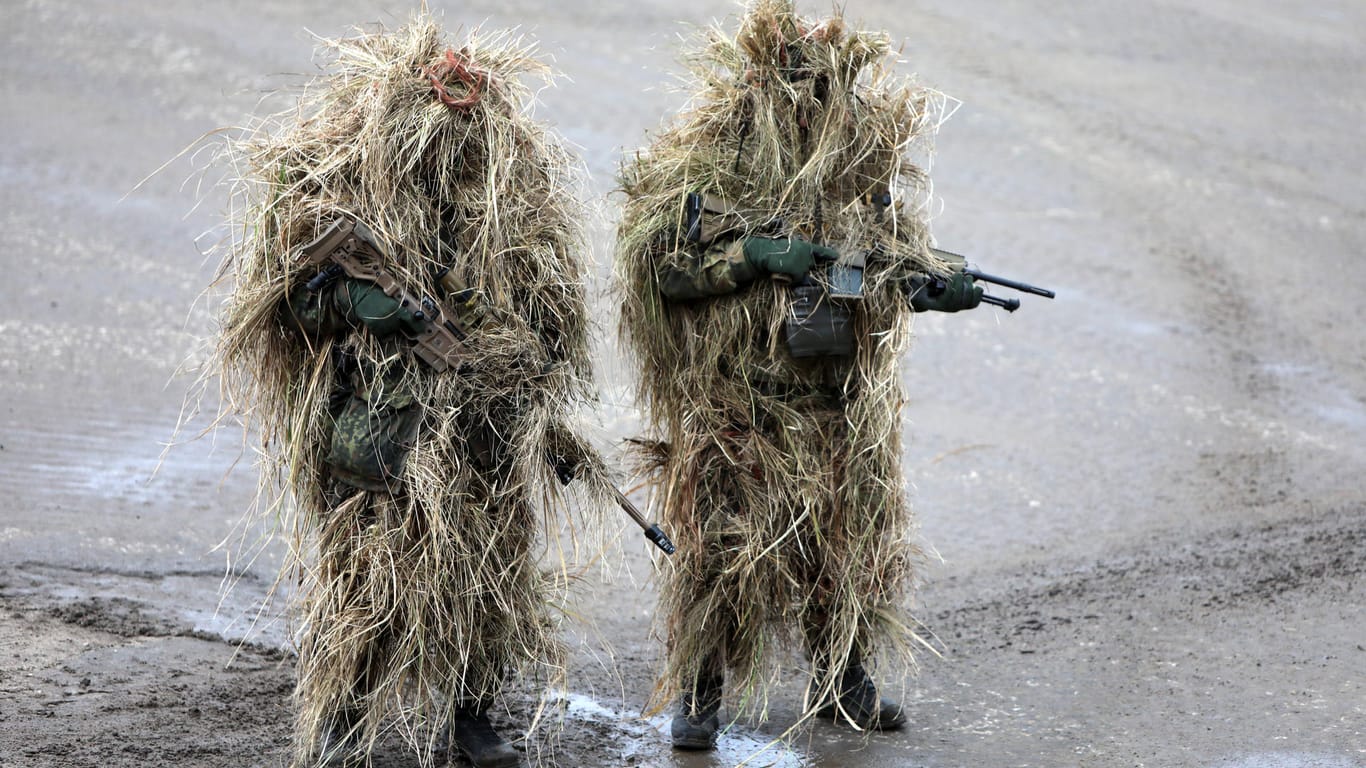Getarnte Scharfschützen der Bundeswehr: Die Tarnung passt, aber manchen Soldaten fehlt die frische Unterwäsche.