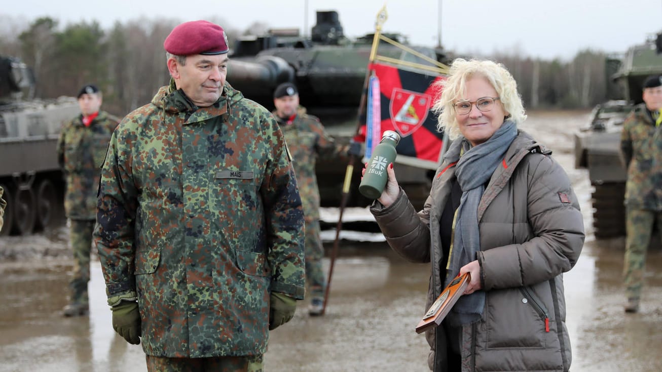 Die Ministerin mit dem obersten Heeressoldaten Alfons Mais: "Ich bin angefressen."