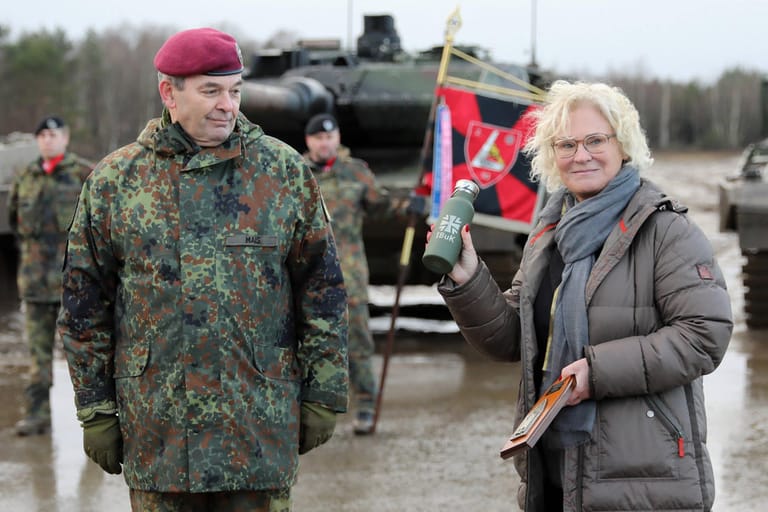 Die Ministerin mit dem obersten Heeressoldaten Alfons Mais: "Ich bin angefressen."
