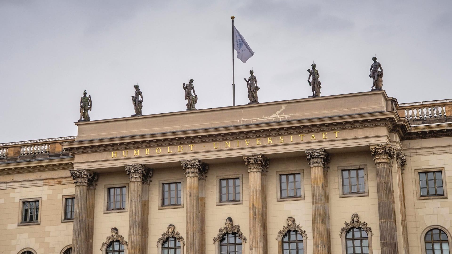Inschrift an der Humboldt-Universität (Symbolbild): Das Präsidium der Hochschule ermittelte gegen die Dozentin. Inschrift an der Humboldt-Universität (Symbolbild): Das Präsidium der Hochschule ermittelte gegen die Dozentin.