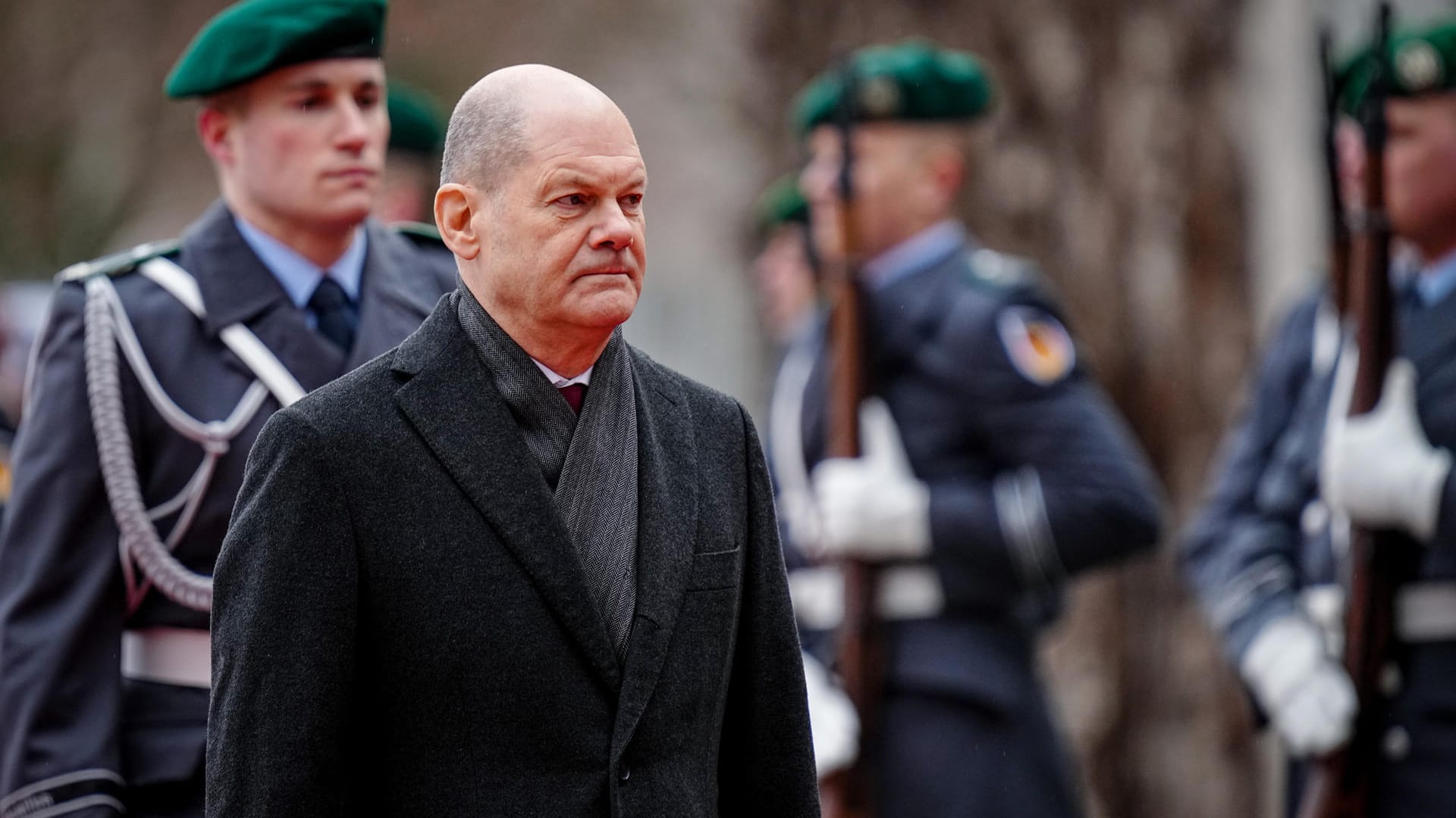 Bundeskanzler Olaf Scholz (SPD) geht die Ehrenformation des Wachbataillons der Bundeswehr ab: Mehr Geld für Soziales, knausrig bei Verteidigung.