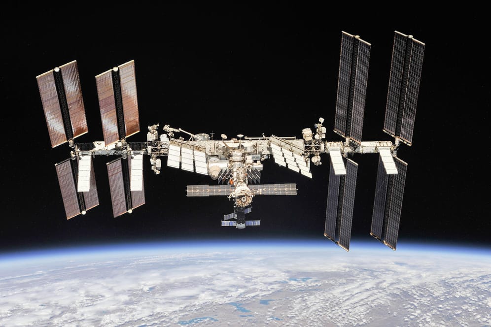 Die Internationale Raumstation (ISS) in ihrer Umlaufbahn um die Erde (Archivbild): Trotz starker Spannungen zeigt Russland sich offen für einen Weiterbetrieb der ISS bis 2030.