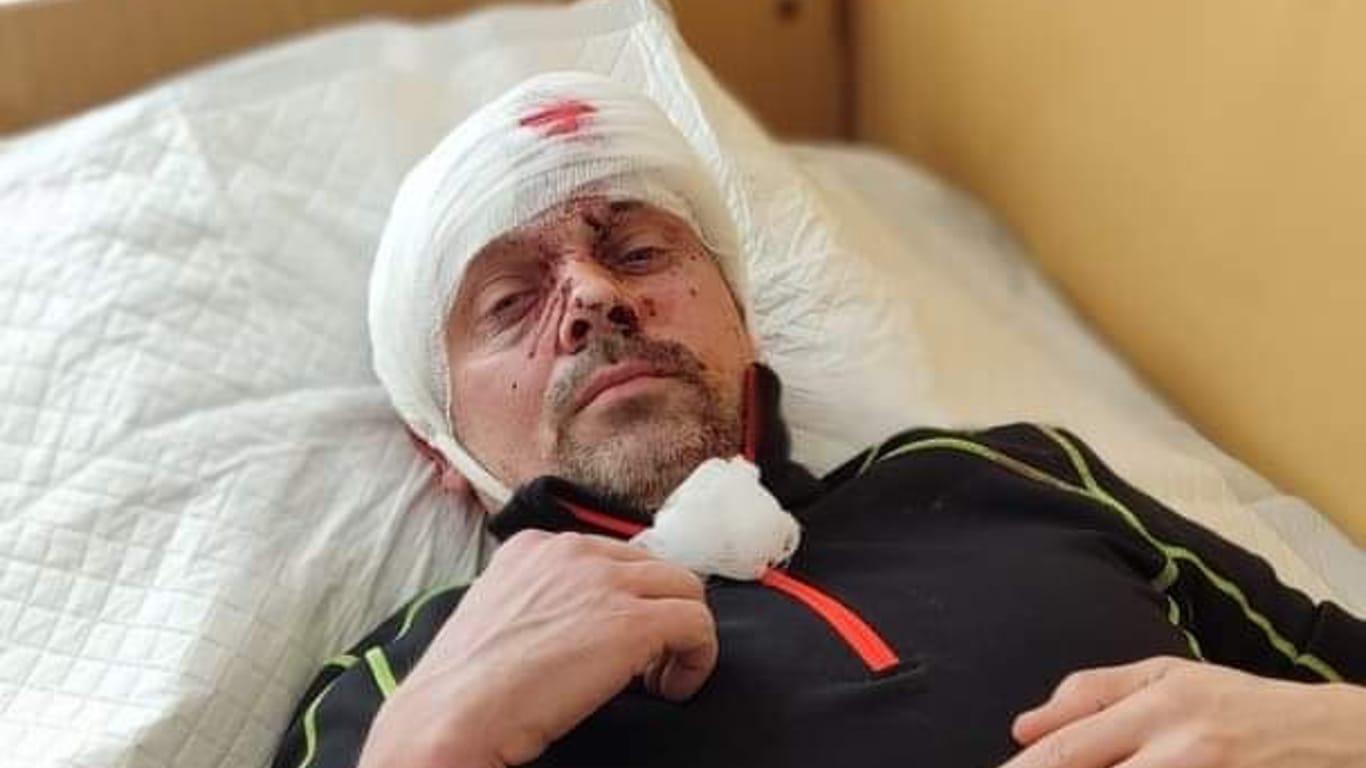 Steve M. im Krankenhaus: Er war auf dem Weg nach Kiew, um seine Frau zurück nach Deutschland zu holen.