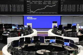 Das Frankfurter Börsenparkett am Freitagabend: Der Dax beendet den Tag im Plus.