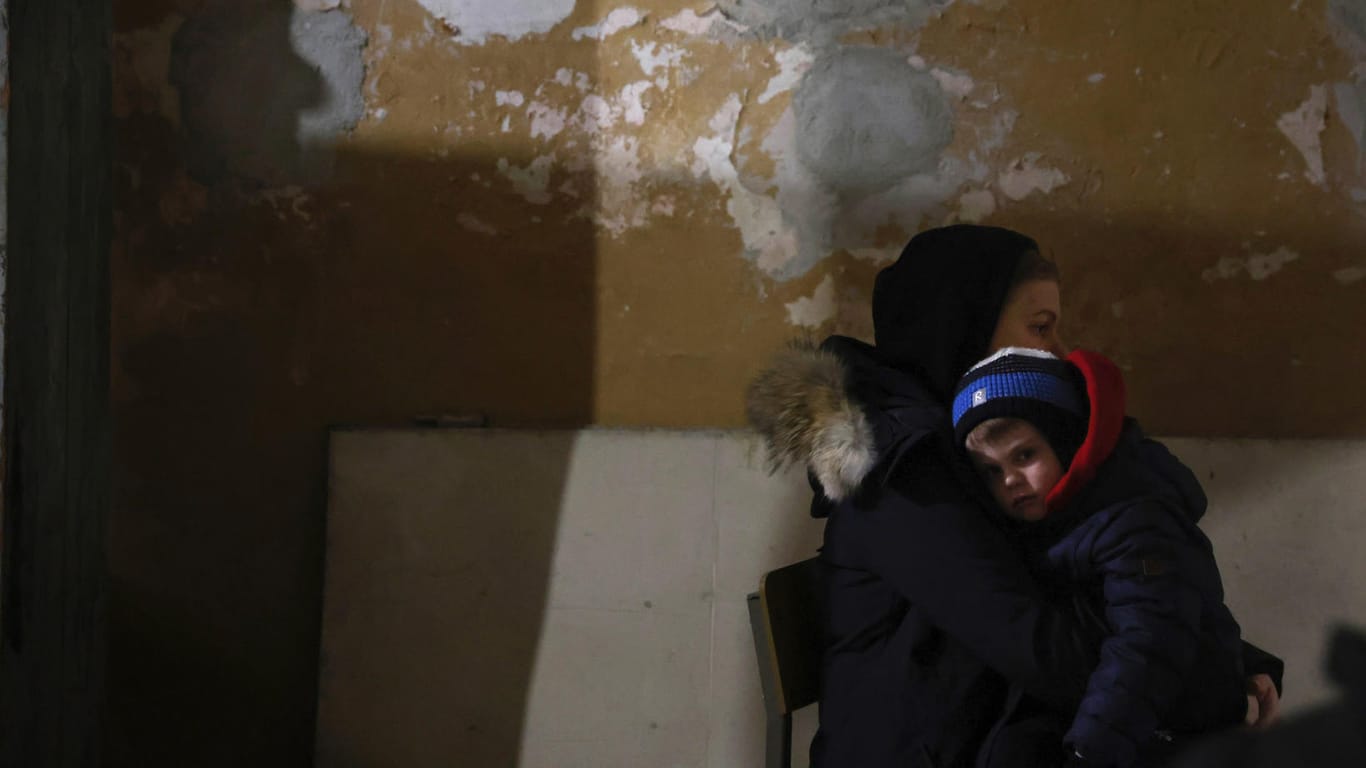Eine Mutter und ihr Sohn harren in einem Keller in Lviv aus: Der Ernst der Lage verlangt auch in Deutschland nach Fingerspitzengefühl. Nicht nur aus den Reihen der Politik.