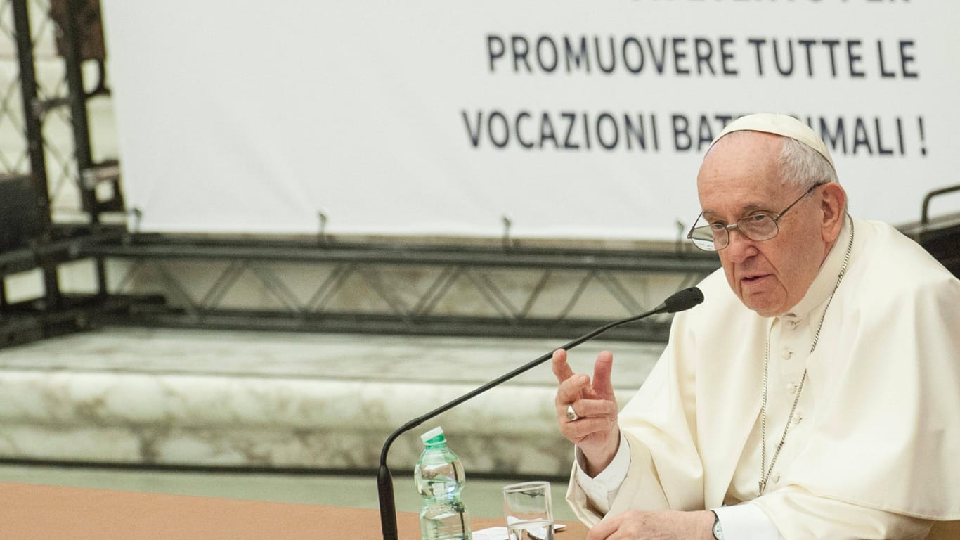 Papst Franziskus bei einer Veranstaltung (Archivbild): Mehr als 30 Minuten soll das Oberhaupt der römisch-katholischen Kirche in der Botschaft gewesen sein.