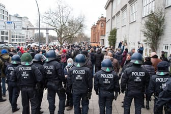 Polizei bei einer Corona-Maßnahmen-Demo (Symbolbild): Ein verantwortlicher Verein wird beobachtet.