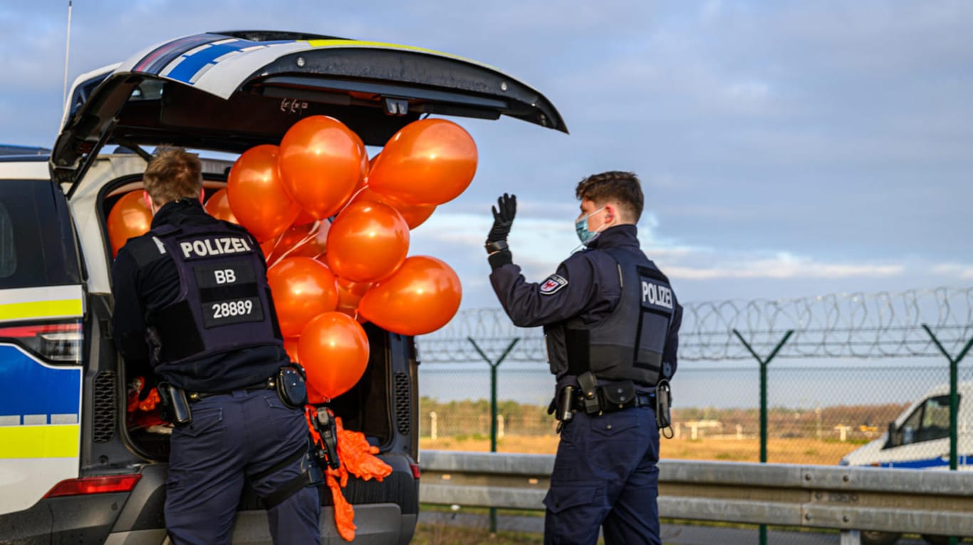 Die Polizei beschlagnahmt Heliumballons der Gruppe "Aufstand der letzten Generation" am Freitagmorgen am Berliner Flughafen: In Berlin, Frankfurt und München hatten die Aktivisten versucht, den Flugverkehr lahmzulegen.