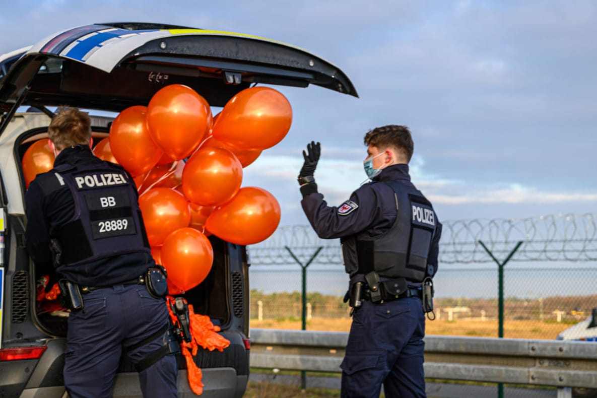 Die Polizei beschlagnahmt Heliumballons der Gruppe "Aufstand der letzten Generation" am Freitagmorgen am Berliner Flughafen: In Berlin, Frankfurt und München hatten die Aktivisten versucht, den Flugverkehr lahmzulegen.