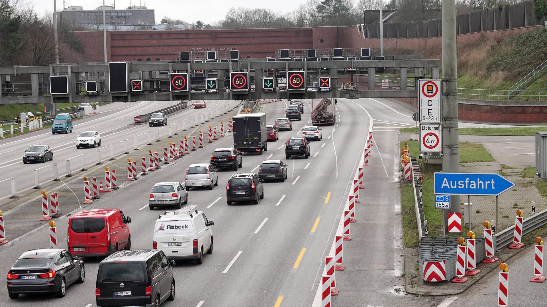 Stau vor dem Hamburger Elbtunnel (Archivbild): Wegen weiterer Bauarbeiten müssen Spuren abgesperrt werden. Stau vor dem Hamburger Elbtunnel (Archivbild): Wegen weiterer Bauarbeiten müssen Spuren abgesperrt werden.