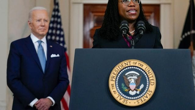 Ketanji Brown Jackson spricht in Anwesenheit von US-Präsident Joe Biden in der Cross Hall des Weißen Hauses.