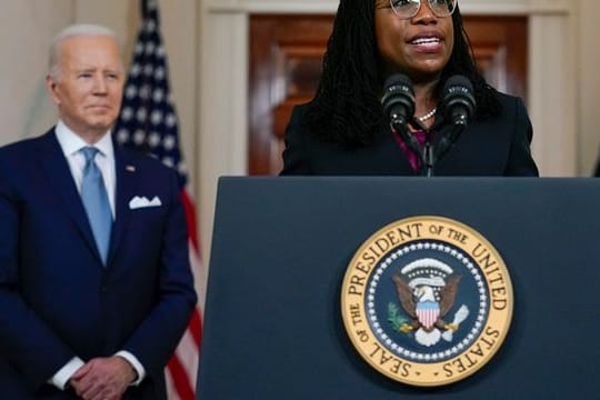 Ketanji Brown Jackson spricht in Anwesenheit von US-Präsident Joe Biden in der Cross Hall des Weißen Hauses.