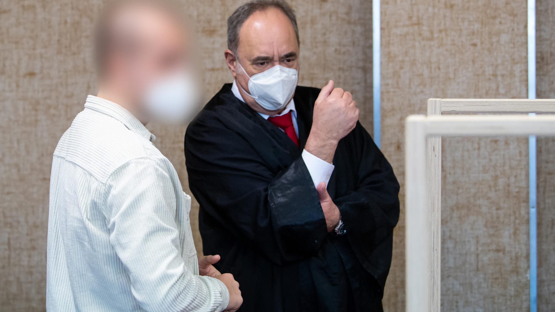 Angeklagter mit seinem Anwalt: Der Polizist muss für mehr als zwei Jahre ins Gefängnis. Angeklagter mit seinem Anwalt: Der Polizist muss für mehr als zwei Jahre ins Gefängnis.