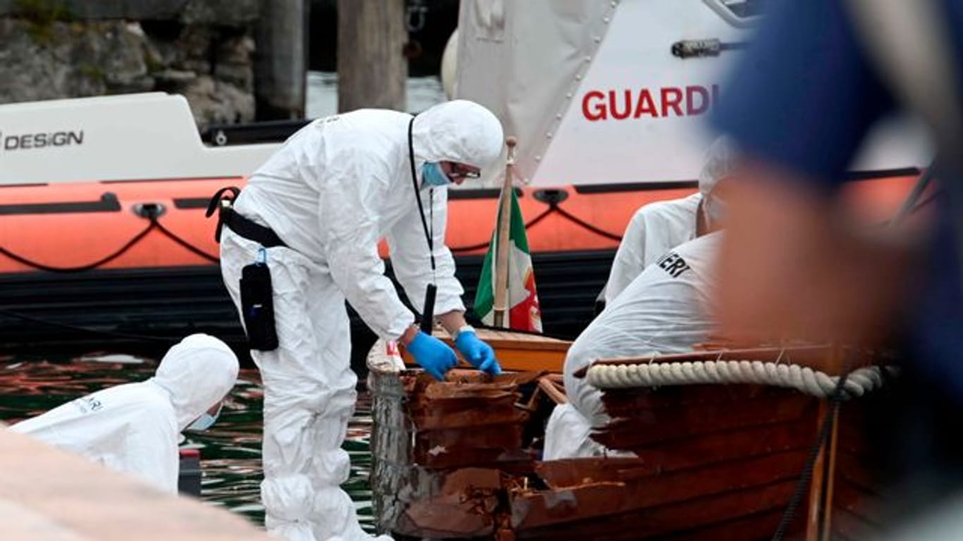 Italienische Forensiker begutachten den Schaden an einem der an dem Unfall beteiligten Boote.