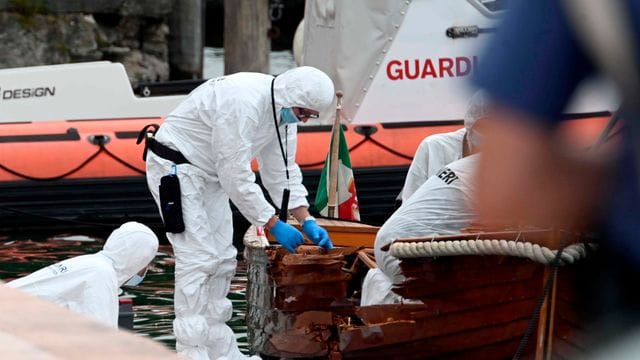 Italienische Forensiker begutachten den Schaden an einem der an dem Unfall beteiligten Boote. Italienische Forensiker begutachten den Schaden an einem der an dem Unfall beteiligten Boote.