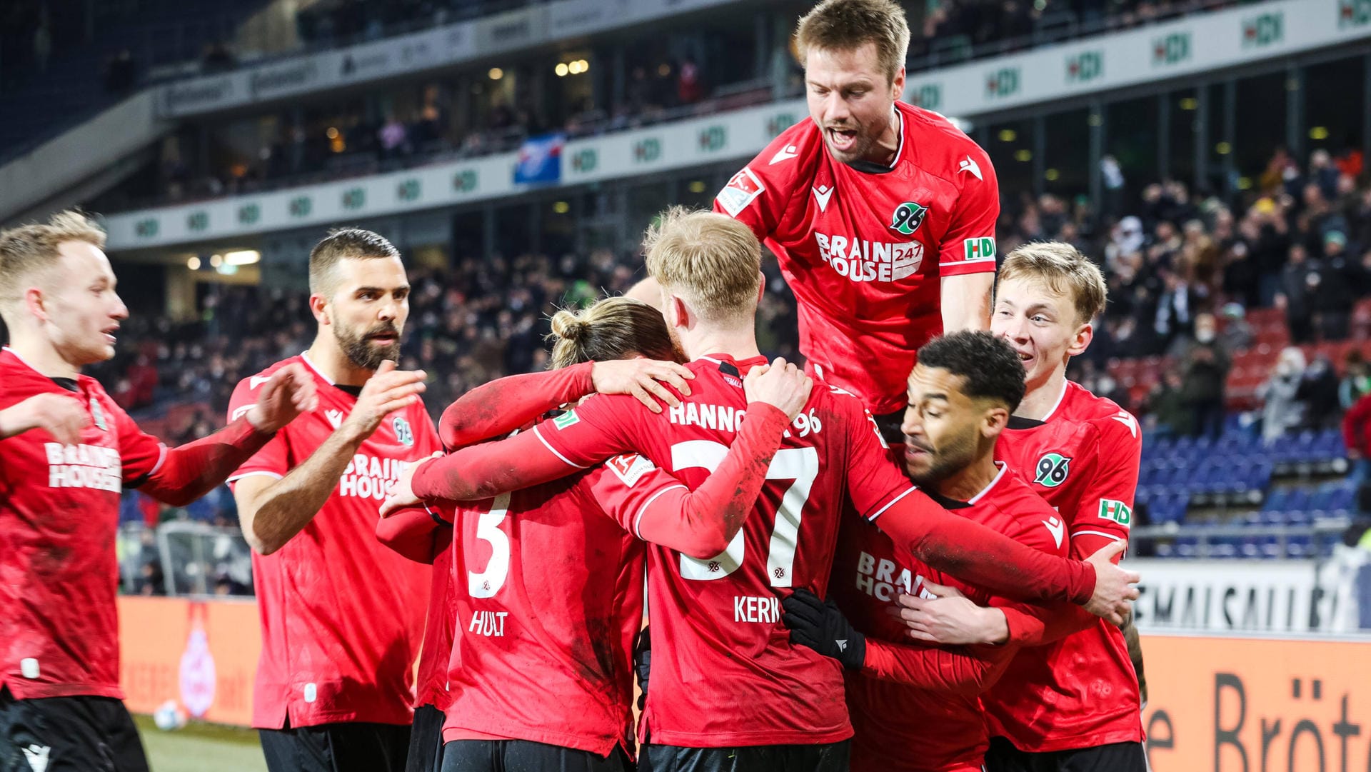 Hannovers Spieler feiern das 1:0 durch Sebastian Kerk: Der Sieg über Kiel bestätigte die starke Form der Niedersachsen.