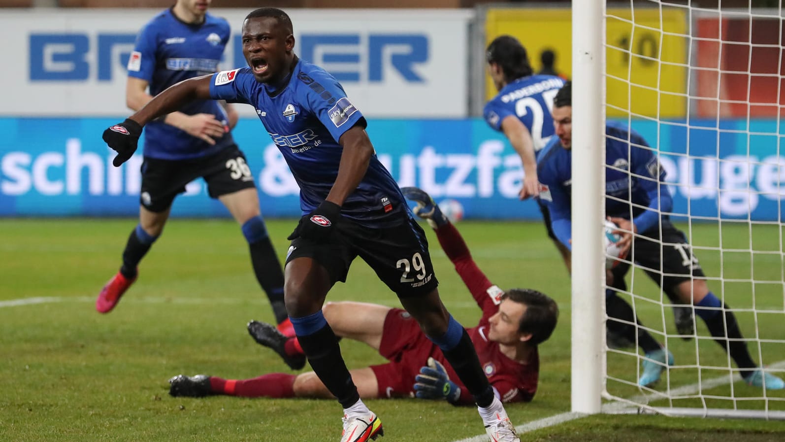 Jubel beim SC Paderborn, Frust bei Erzgebirge Aue: Der späte Ausgleich war ein herber Rückschlag für die Gäste aus Sachsen.