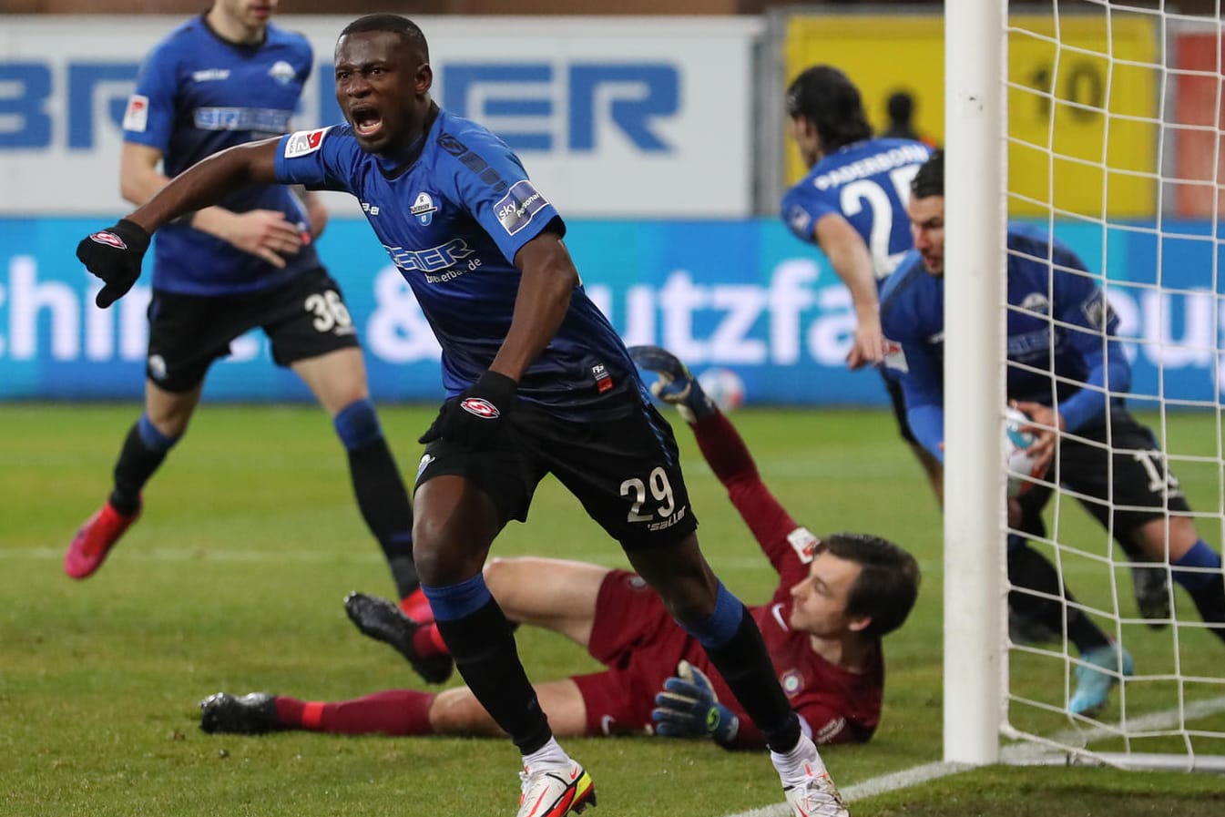 Jubel beim SC Paderborn, Frust bei Erzgebirge Aue: Der späte Ausgleich war ein herber Rückschlag für die Gäste aus Sachsen.