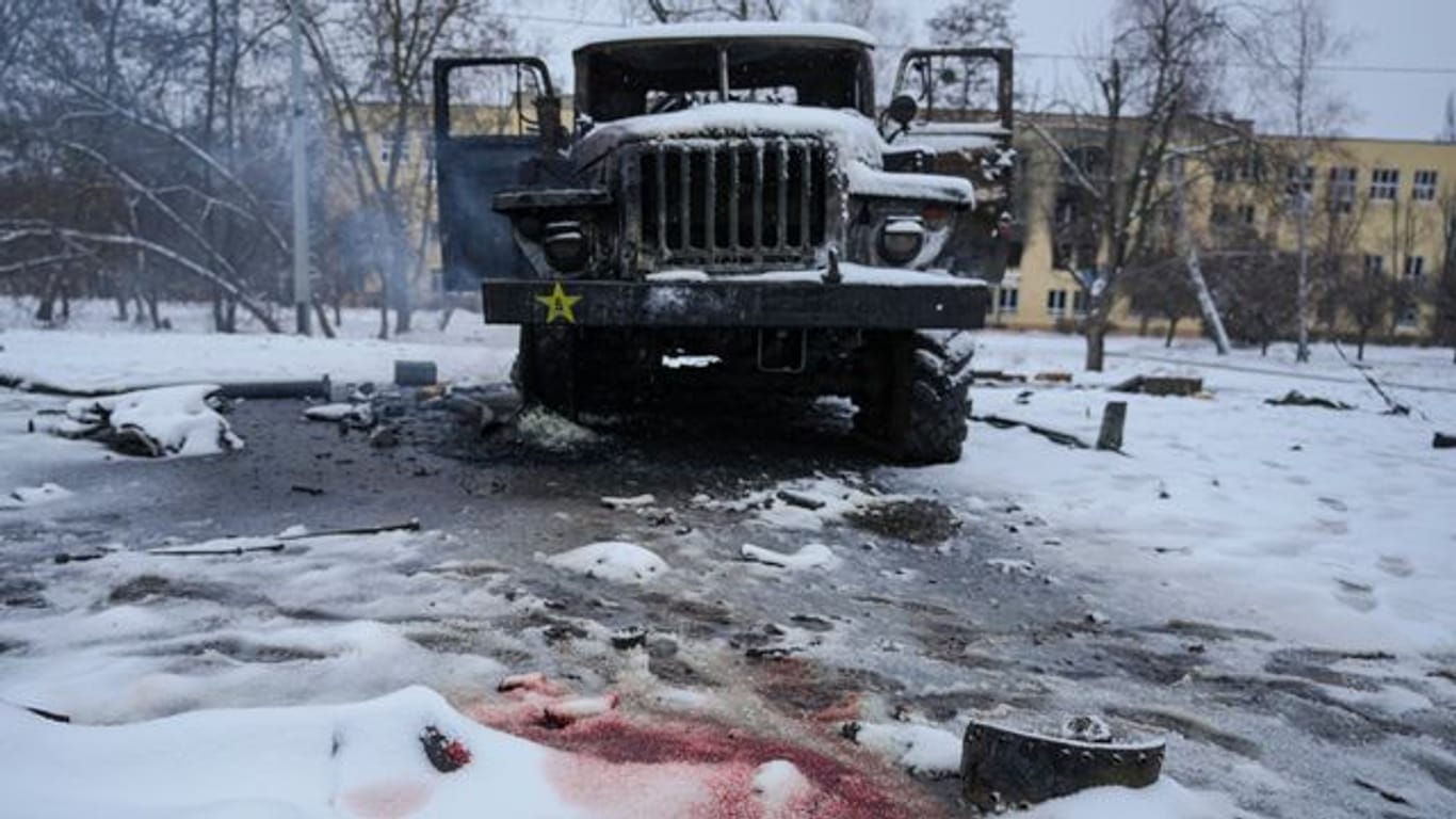Blut ist im Schnee neben einem zerstörten russischen Militärfahrzeug am Stadtrand von Charkiw zu sehen.