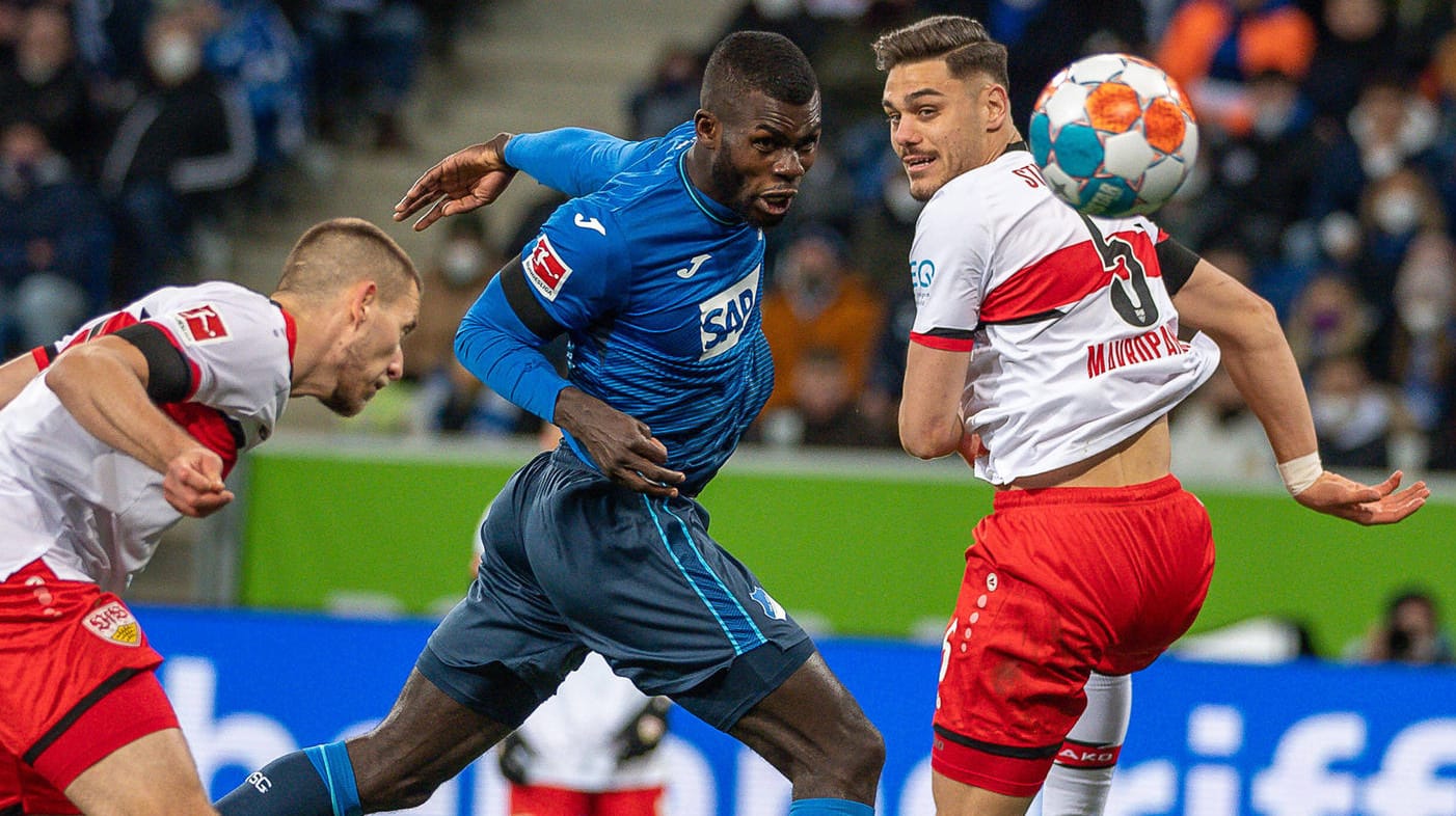 Ihlas Bebou (Hoffenheim) gewinnt das Luftduell gegen Konstantinos Mavropanos: Die TSG feierte einen späten Sieg.