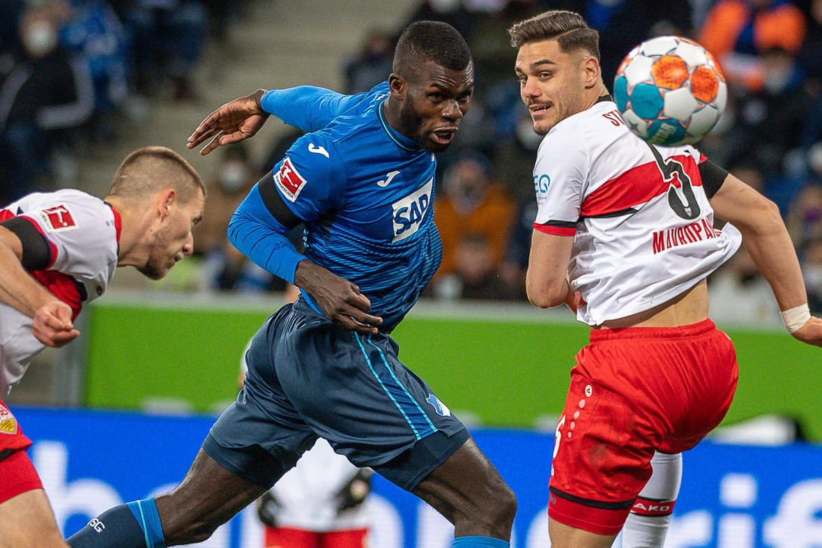 Ihlas Bebou (Hoffenheim) gewinnt das Luftduell gegen Konstantinos Mavropanos: Die TSG feierte einen späten Sieg.