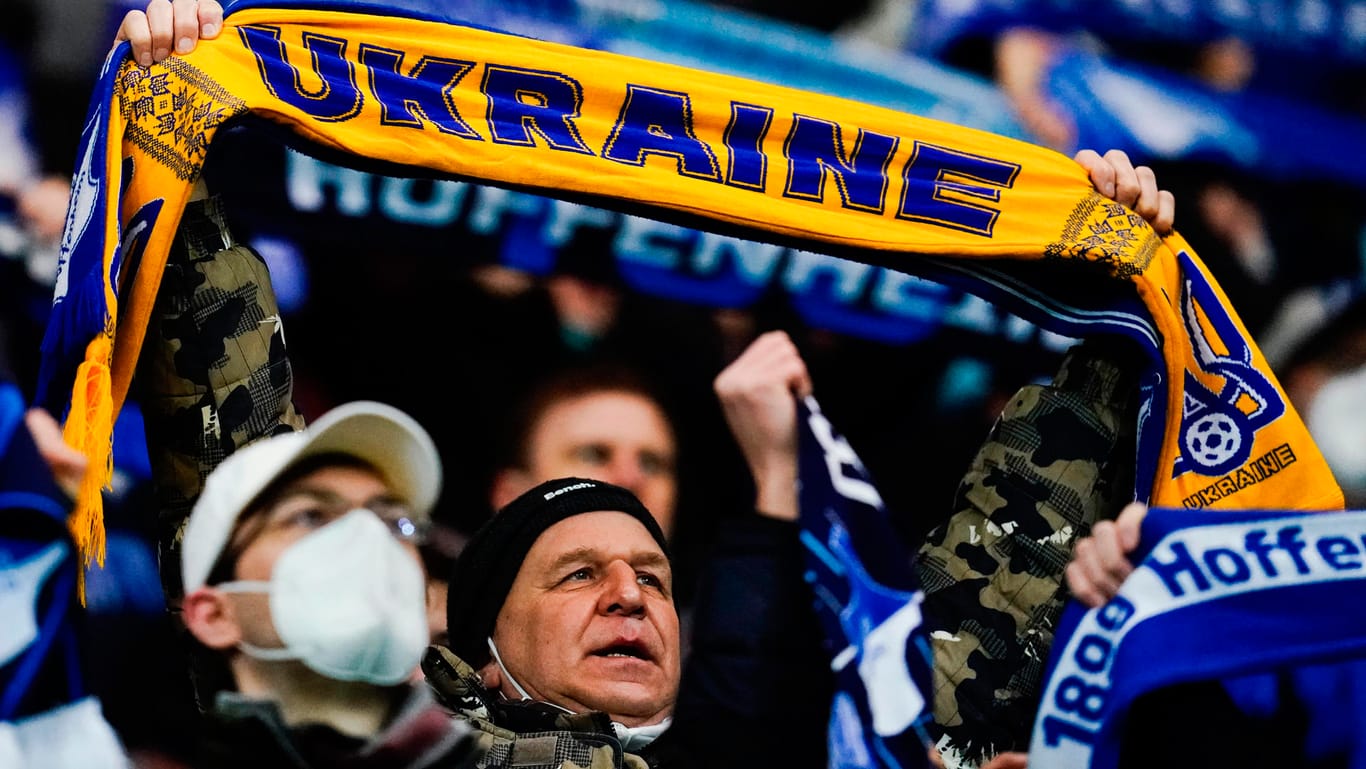 Auch viele Fans im Stadion zeigten ihre Solidarität mit der Ukraine.