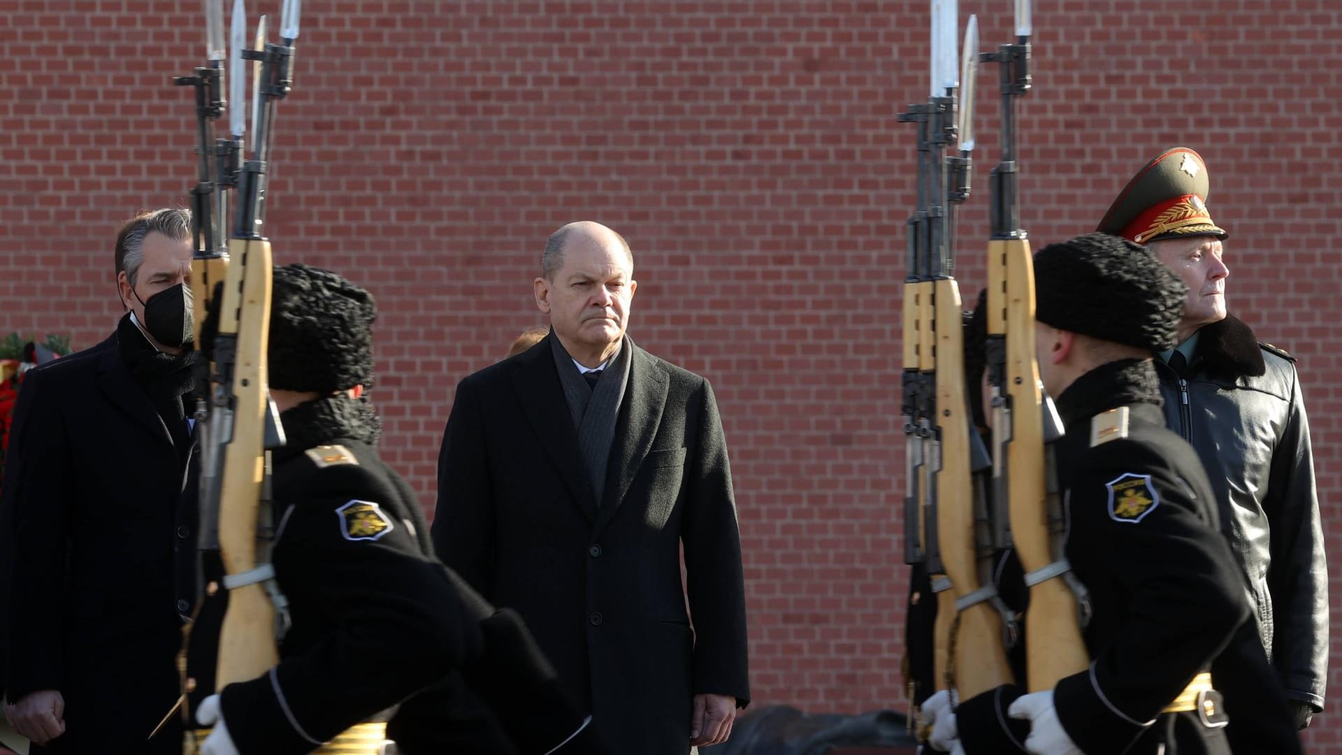 Olaf Scholz am 15. Februar am Grab des unbekannten Soldaten in Moskau.