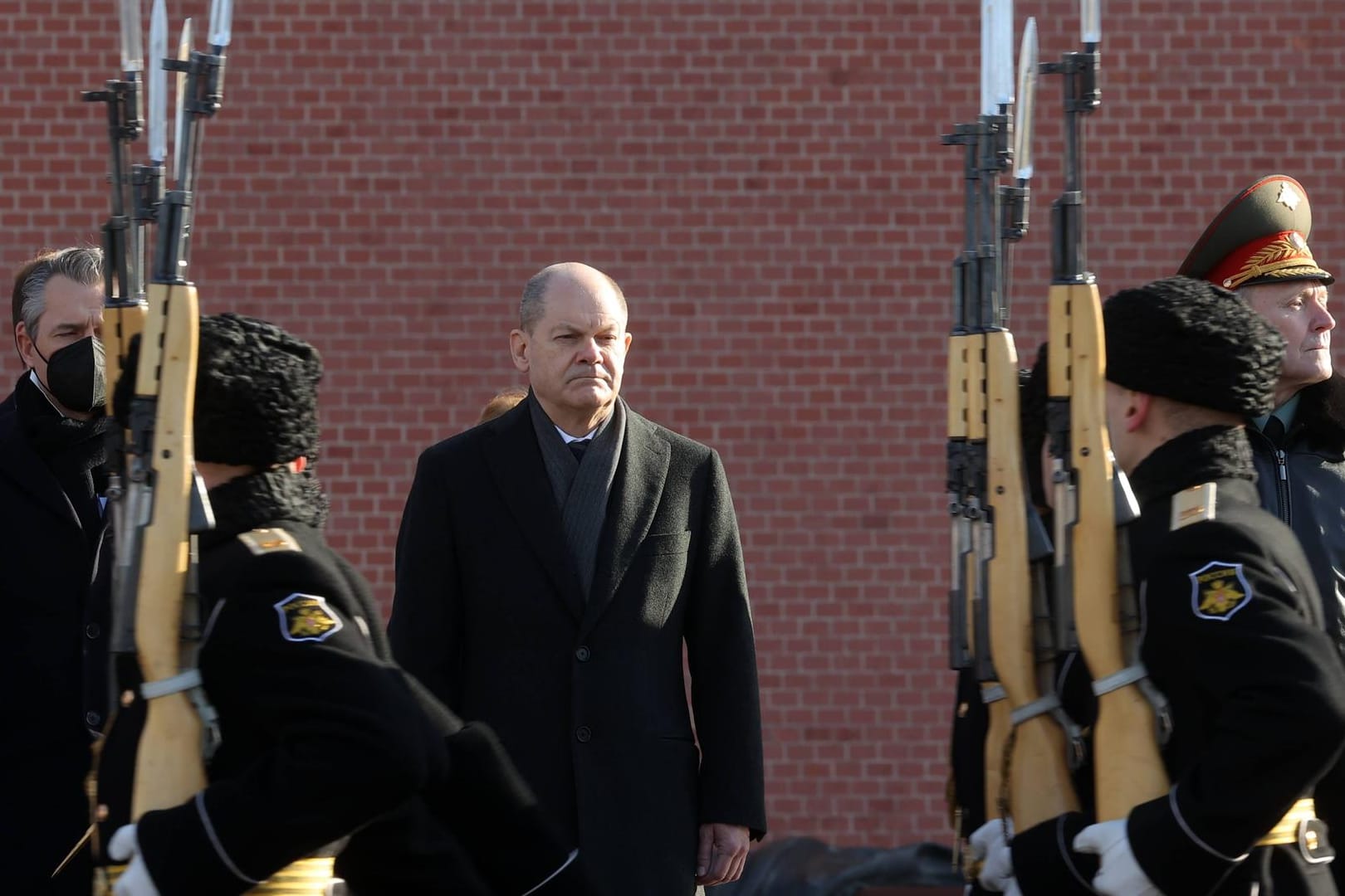 Olaf Scholz am 15. Februar am Grab des unbekannten Soldaten in Moskau.