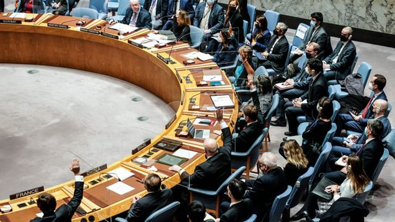 Vertreter nehmen an einer Sitzung des UN-Sicherheitsrats zum russischen Einmarsch in der Ukraine teil.