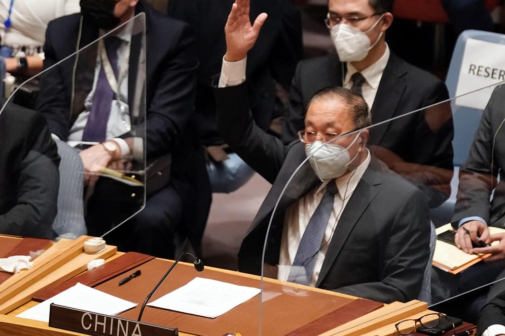 Chinas UN-Botschafter Zhang Jun hebt bei der Abstimmung zur Resolution gegen Russland im Sicherheitsrat seine Hand.