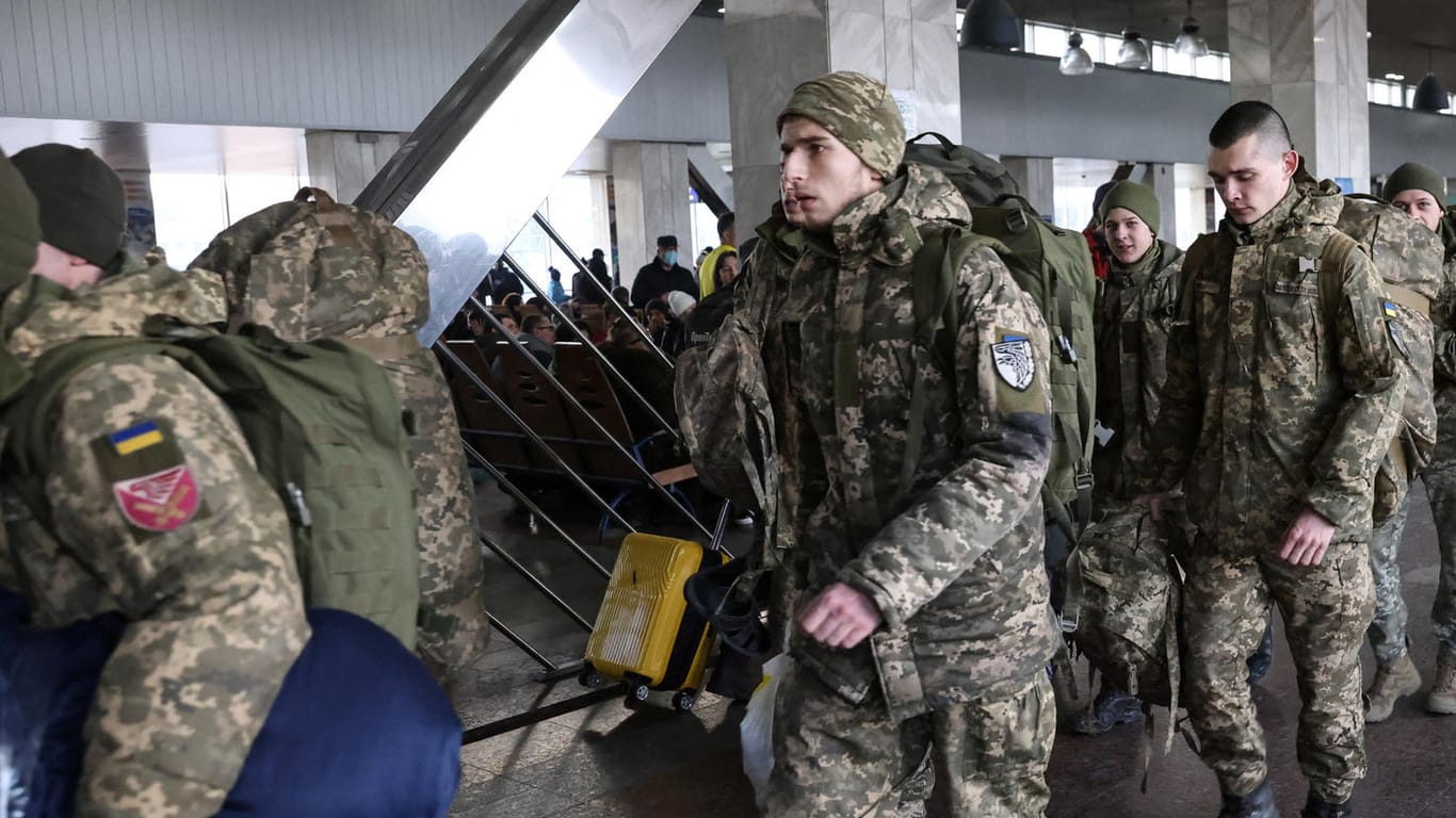 Ukrainische Soldaten in Kiew: Russische Streitkräfte rücken weiter auf die Hauptstadt zu