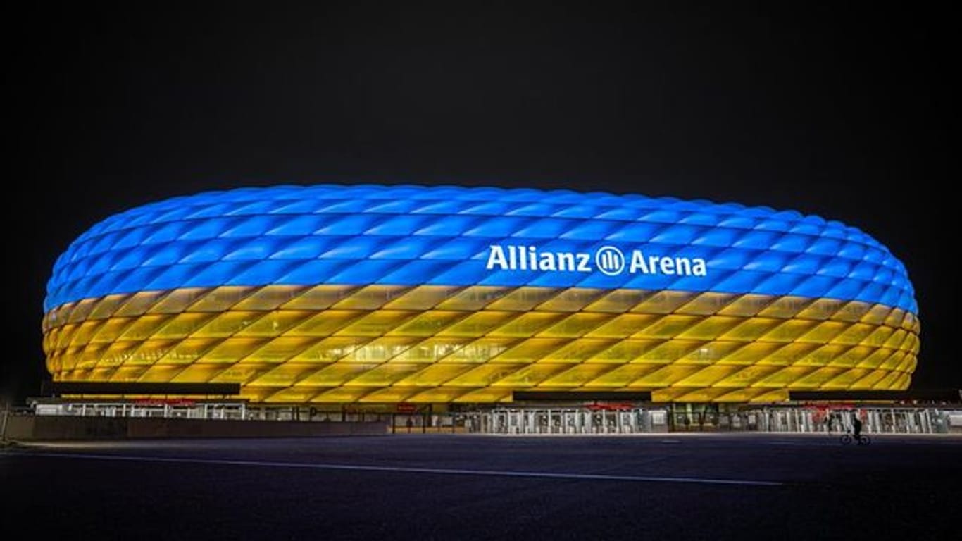 Die Allianz Arena in blau-gelber Beleuchtung.