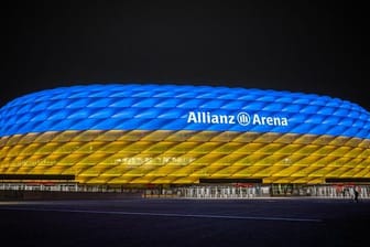 Die Allianz Arena in blau-gelber Beleuchtung.