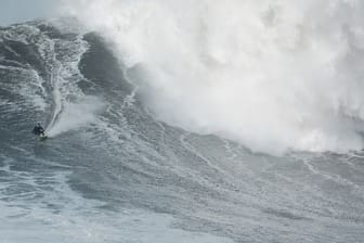 Sebastian Steudtner reitet eine Welle in Portugal.