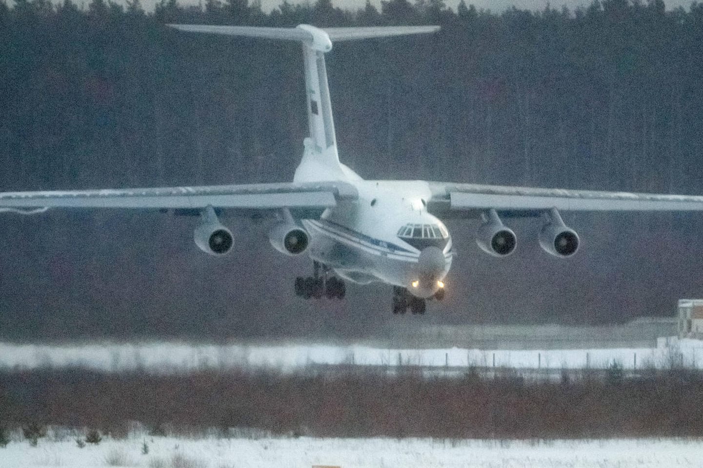 Ein russischer Truppentransporter vom Typ Il-76 (Archivbild): Eine solche Maschine soll nahe Kiew abgeschossen worden sein.