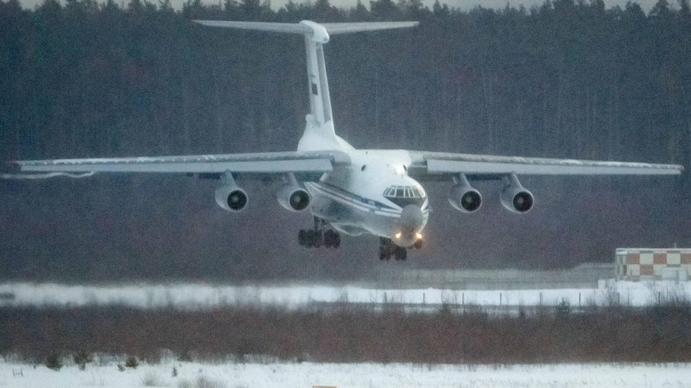 Ein russischer Truppentransporter vom Typ Il-76 (Archivbild): Eine solche Maschine soll nahe Kiew abgeschossen worden sein.