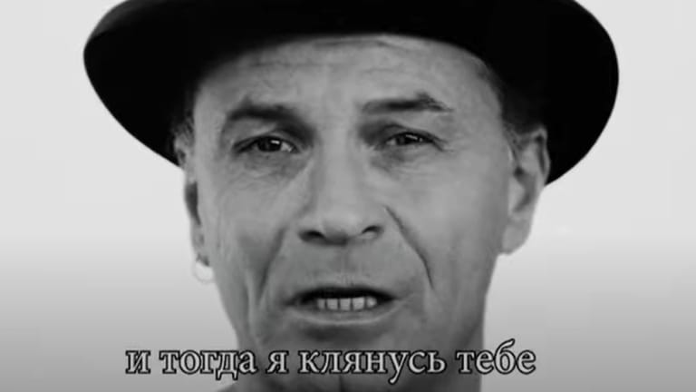 Peter Brings lässt die Musik sprechen: Das Video hat russische Untertitel.