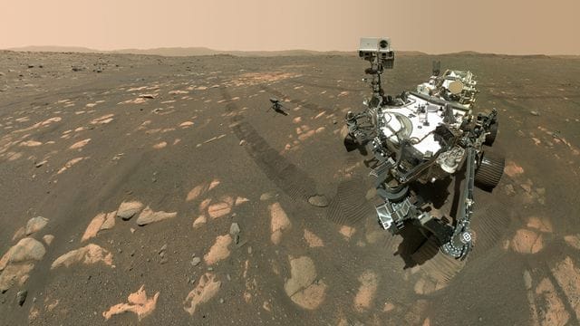 US-Rover "Perseverance" (r) neben dem Mini-Hubschrauber "Ingenuity" (M) auf dem Mars. US-Rover "Perseverance" (r) neben dem Mini-Hubschrauber "Ingenuity" (M) auf dem Mars.