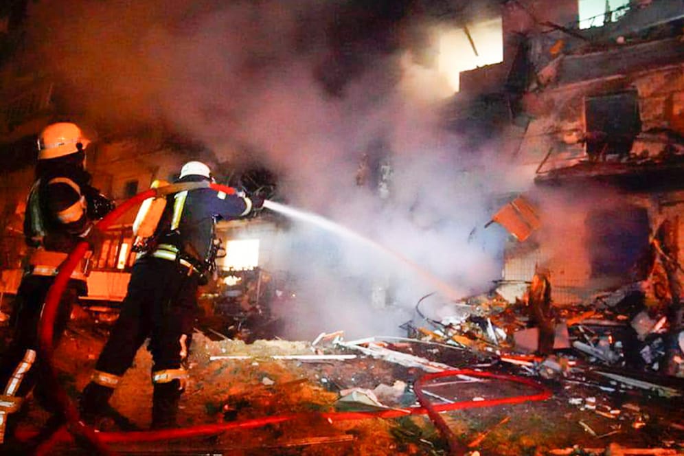Feuerwehrleute löschen nach einem Raketenangriff auf Kiew ein Wohngebäude: "Kriege werden nie für immer gewonnen."