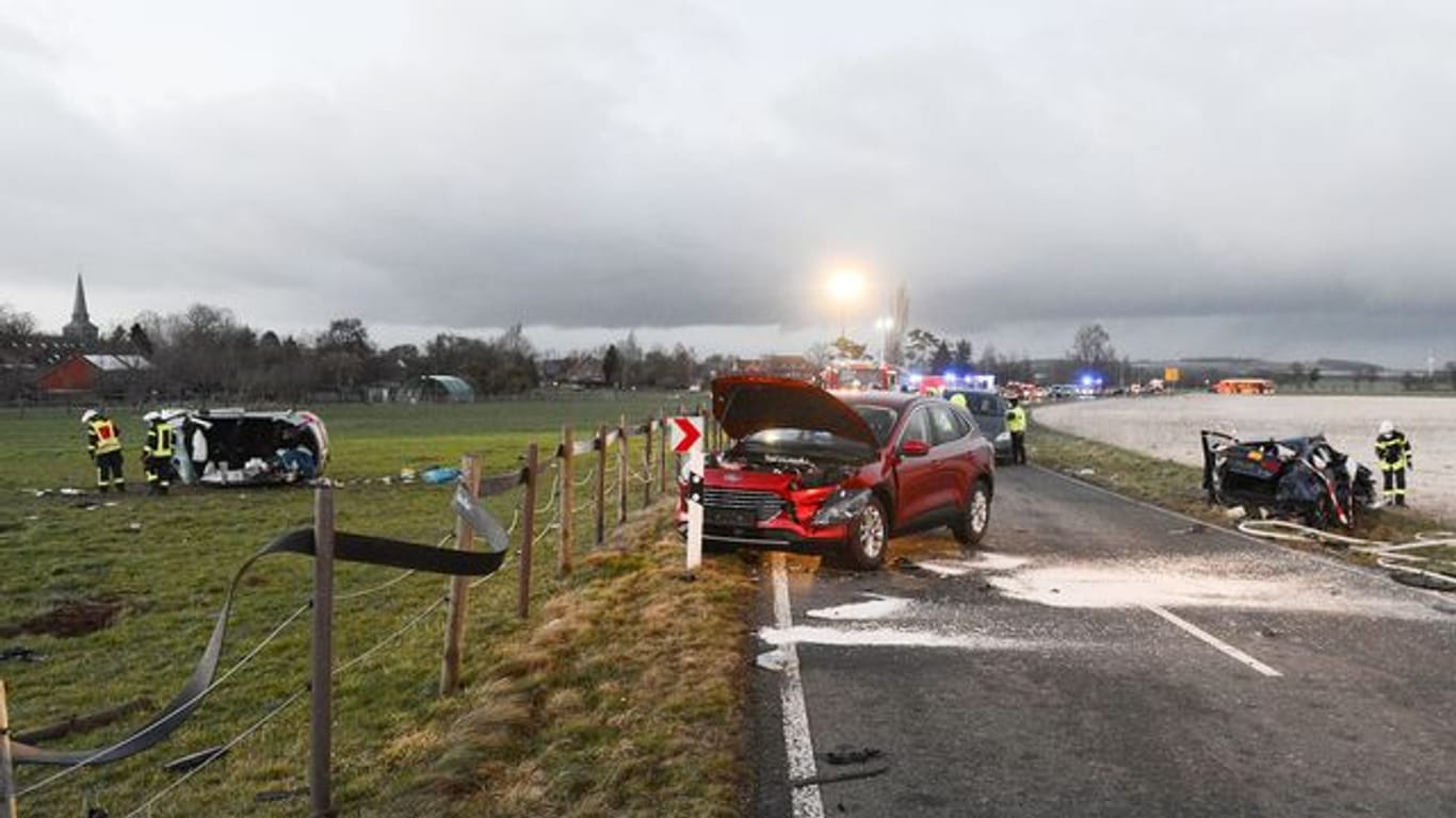 Links auf der Wiese das Familienauto, rechts der Audi der 39-Jährigen, in der Mitte der rote Ford eines 74-Jährigen: Im Familienauto starben zwei Brüder.