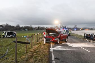 Links auf der Wiese das Familienauto, rechts der Audi der 39-Jährigen, in der Mitte der rote Ford eines 74-Jährigen: Im Familienauto starben zwei Brüder.